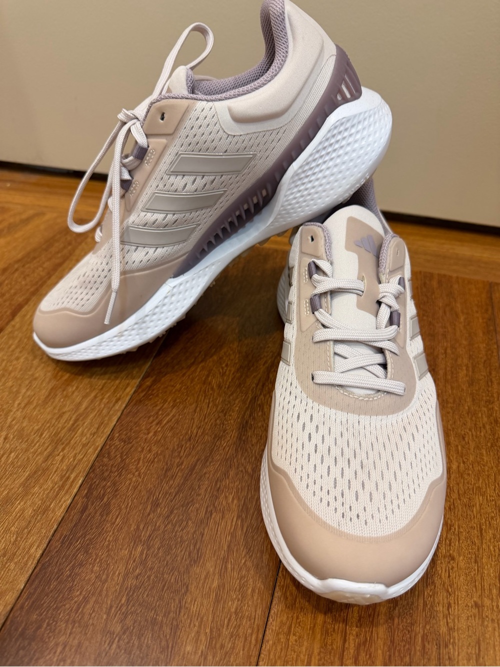 Adidas Women's Beige Brand new never worn golf shoes size 8 1/2